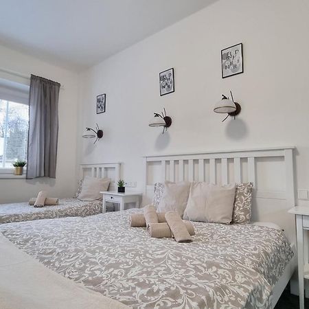 Finnem Rentals Jicinska Прага Екстериор снимка