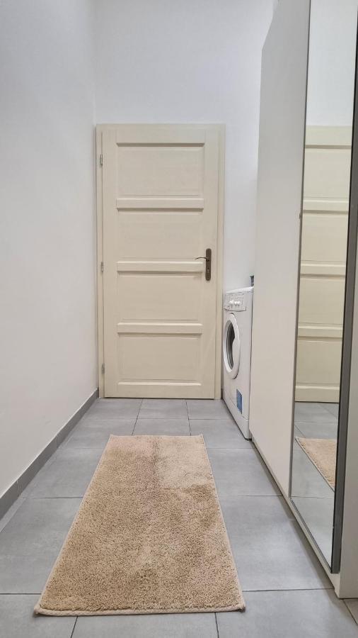 Finnem Rentals Jicinska Прага Екстериор снимка