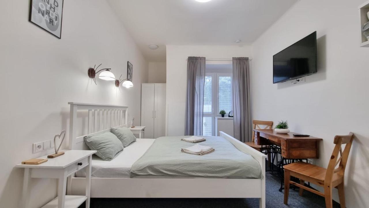 Finnem Rentals Jicinska Прага Екстериор снимка