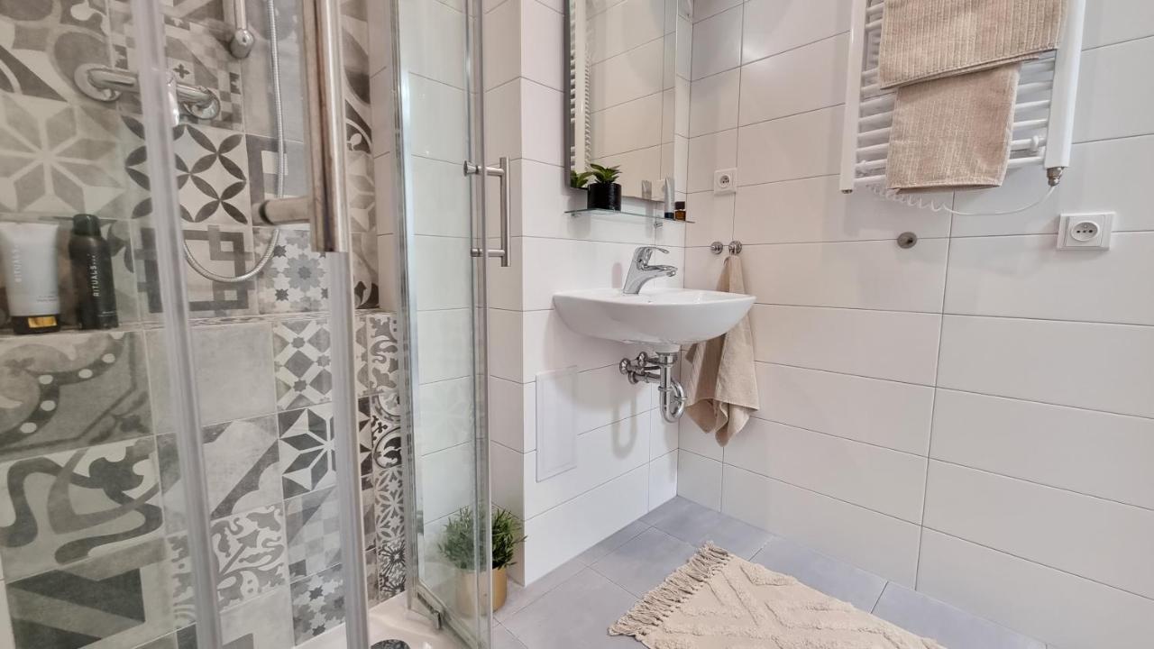 Finnem Rentals Jicinska Прага Екстериор снимка